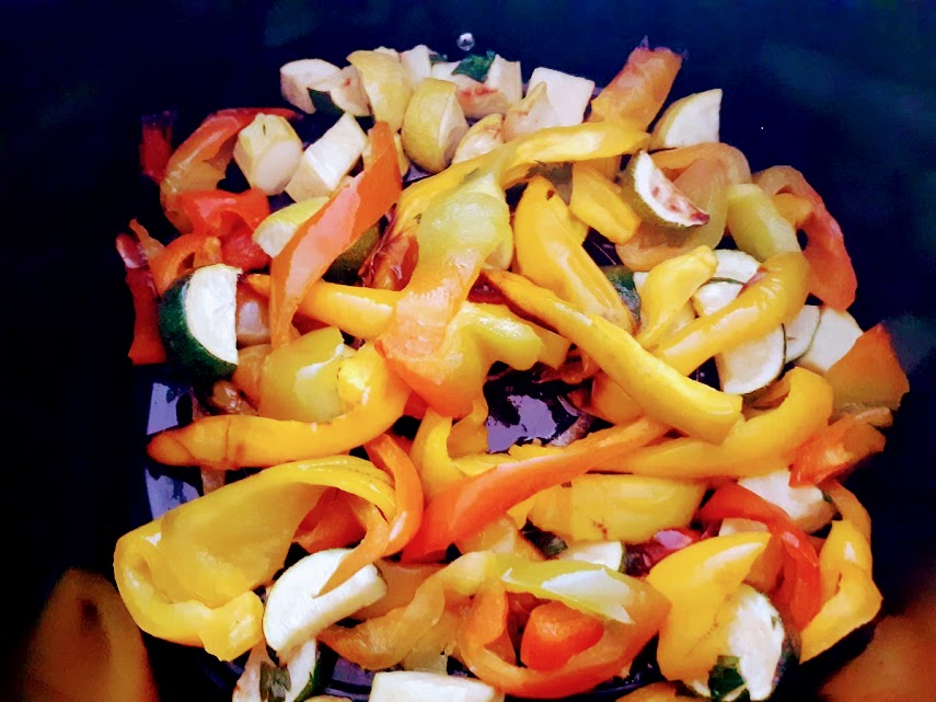 Geröstete Paprika und Zucchini in der Heißluftfritteuse
