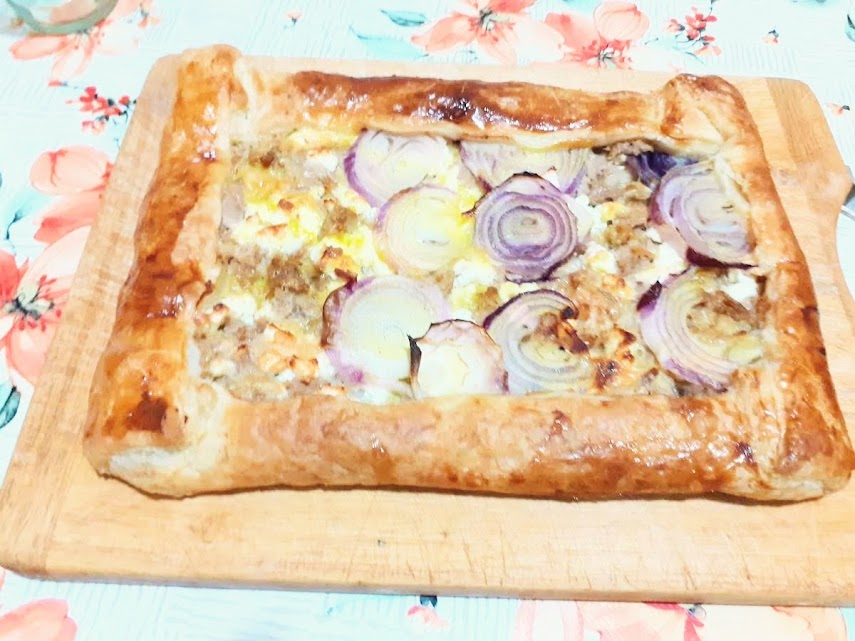 Herzhafter Kuchen mit Feta, Tropea-Zwiebeln und Thunfisch