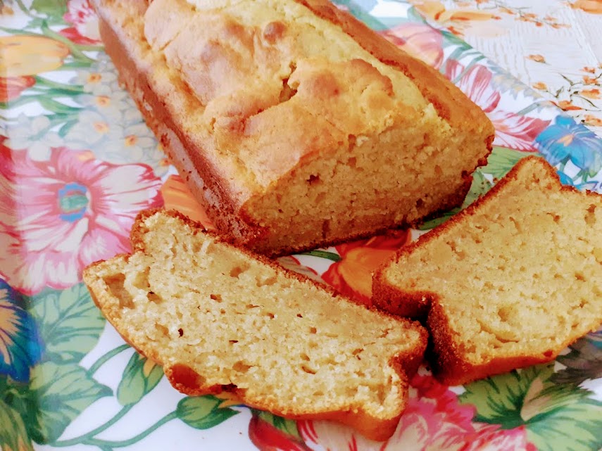 Weicher Bananen-Pflaumenkuchen mit braunem Zucker