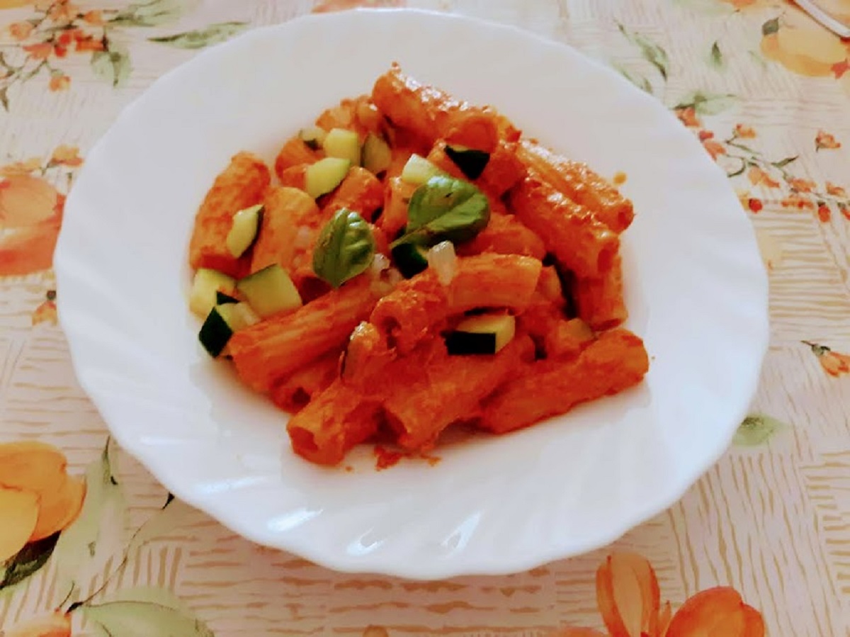 Pasta mit Pesto aus in Salz eingelegten getrockneten Tomaten und Zucchini