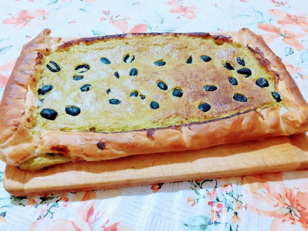 Cremiger Käse- und Basilikum-Pesto-Kuchen mit Blätterteig