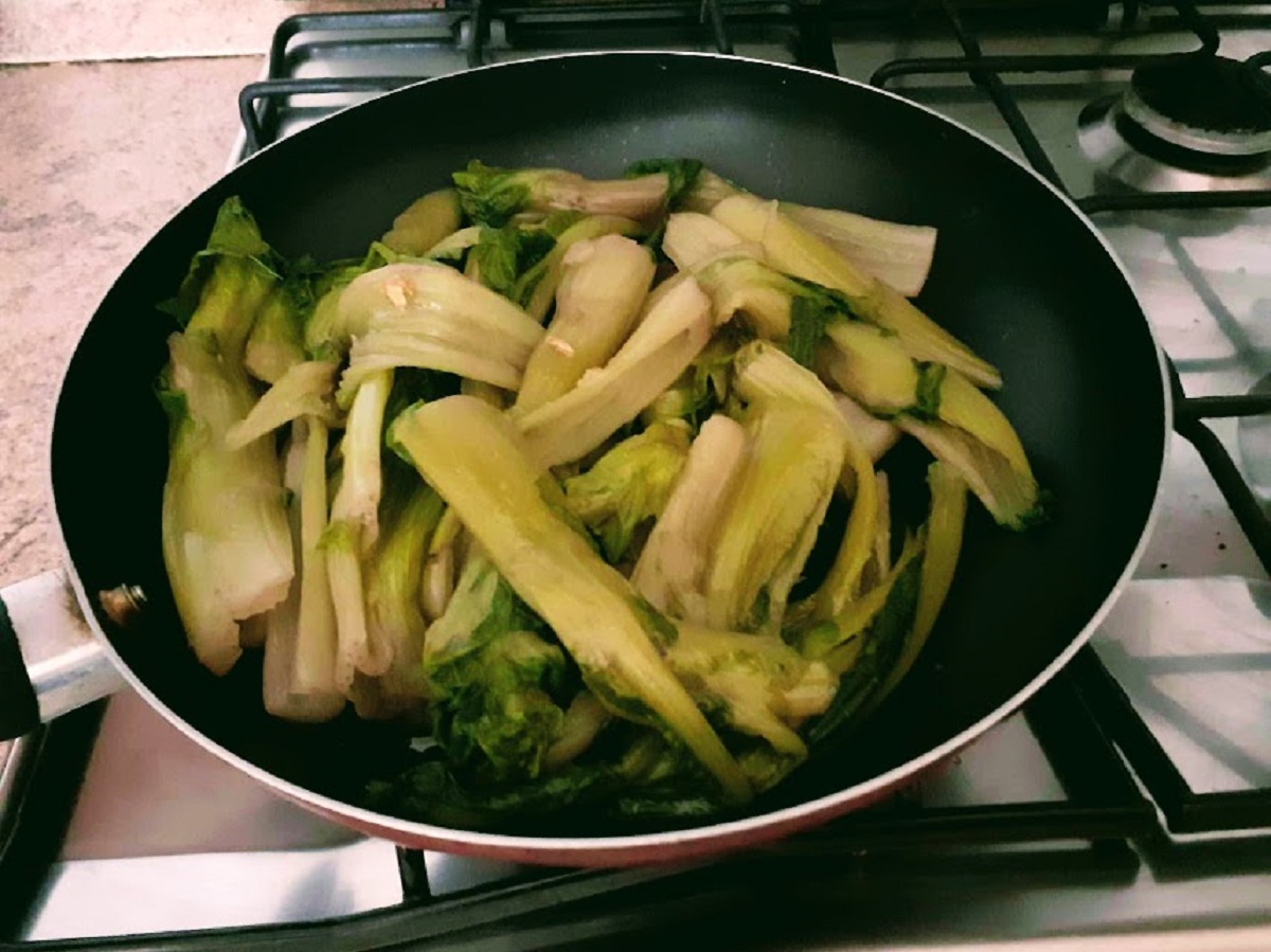 Gekochte und in der Pfanne geschwenkte Puntarelle