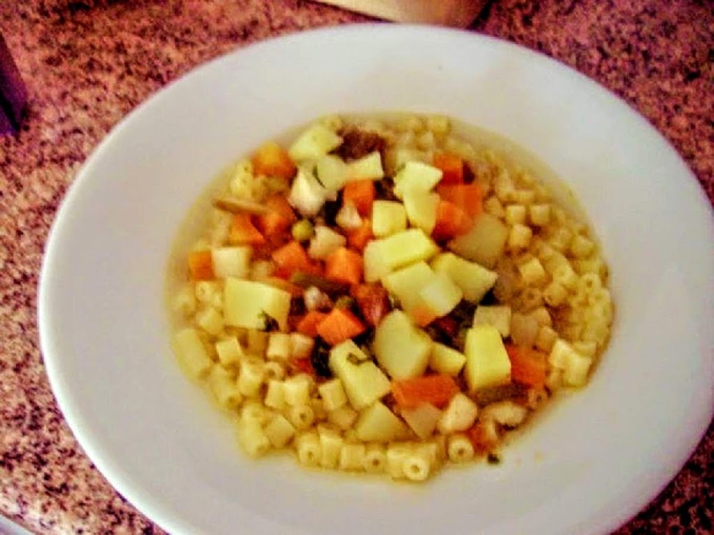 Gemüsesuppe mit Kalbshackfleisch