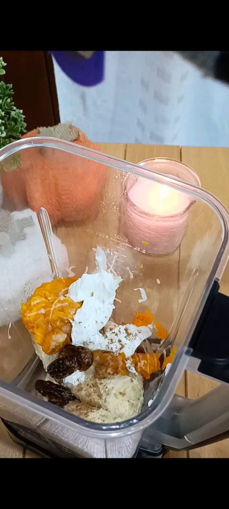 Wir geben Kürbis, Mandelbutter, Joghurt, Datteln und Gewürze hinzu