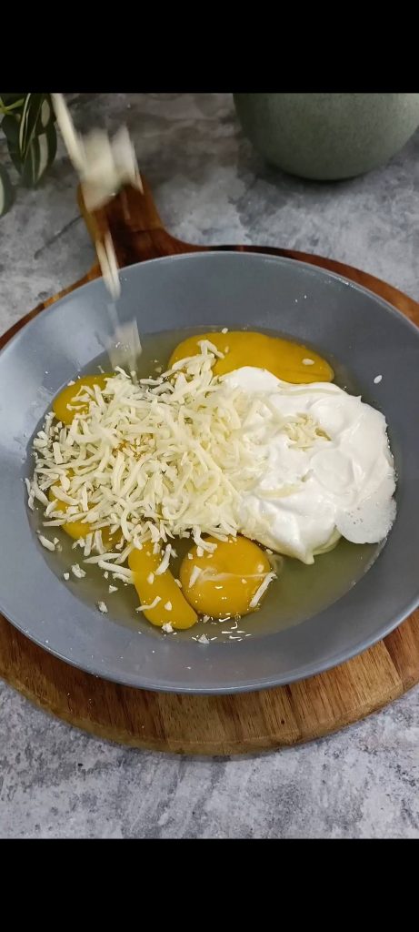 Eier, Sahne, Käse, Muskatnuss, Salz und Pfeffer vermischen