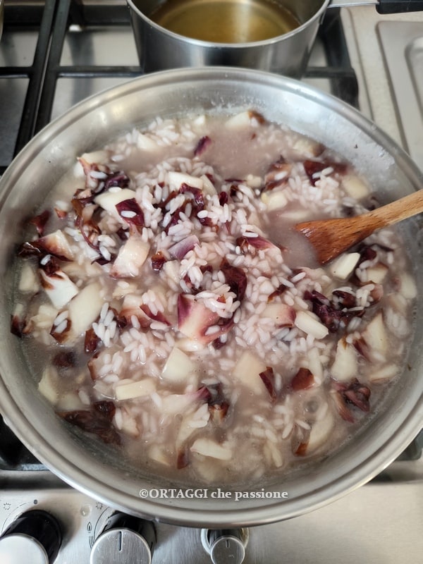 Brühe gießen und Risotto mit Radicchio kochen