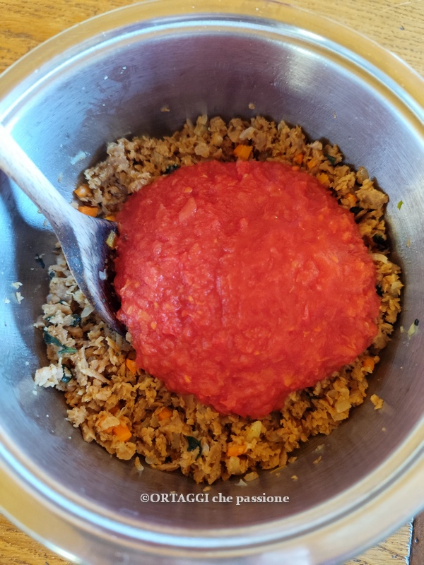 Tomaten zum Seitan-Ragout hinzufügen