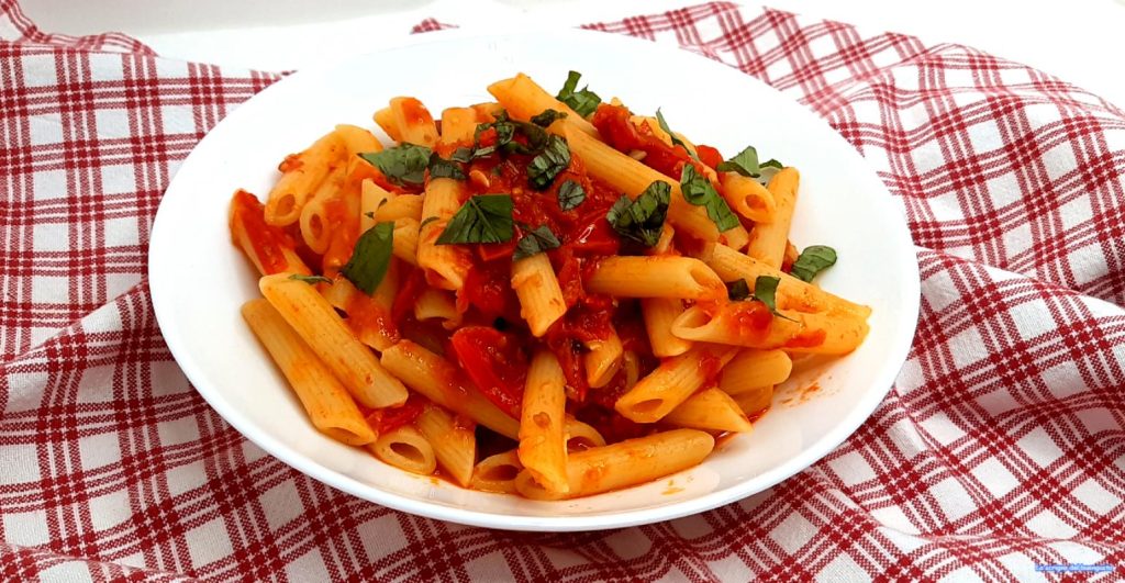 Pasta mit frischem Kirschtomatensoße