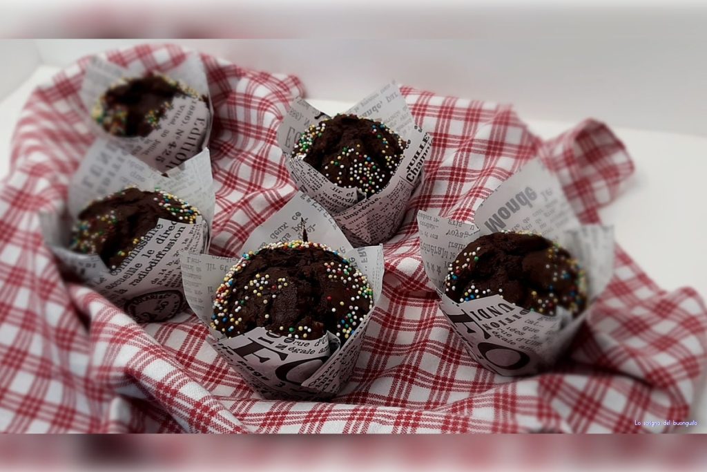 Likör-Muffins mit Kakao und Haselnüssen