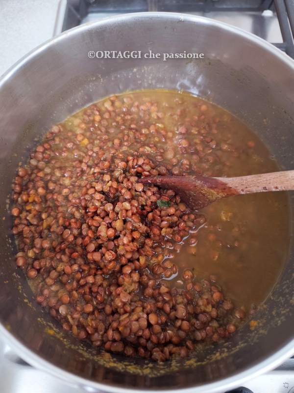 die linsen in der pfanne zum kochen bringen