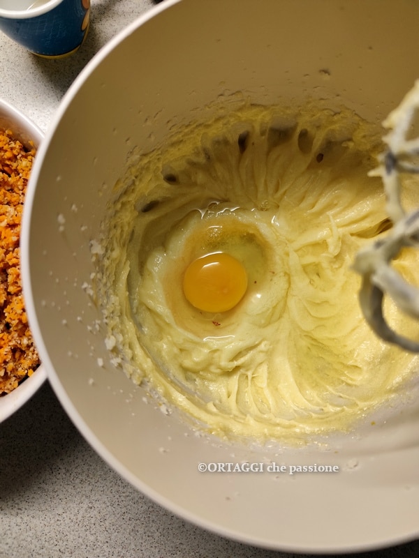 Eier zur geschlagenen Butter und Zucker hinzufügen