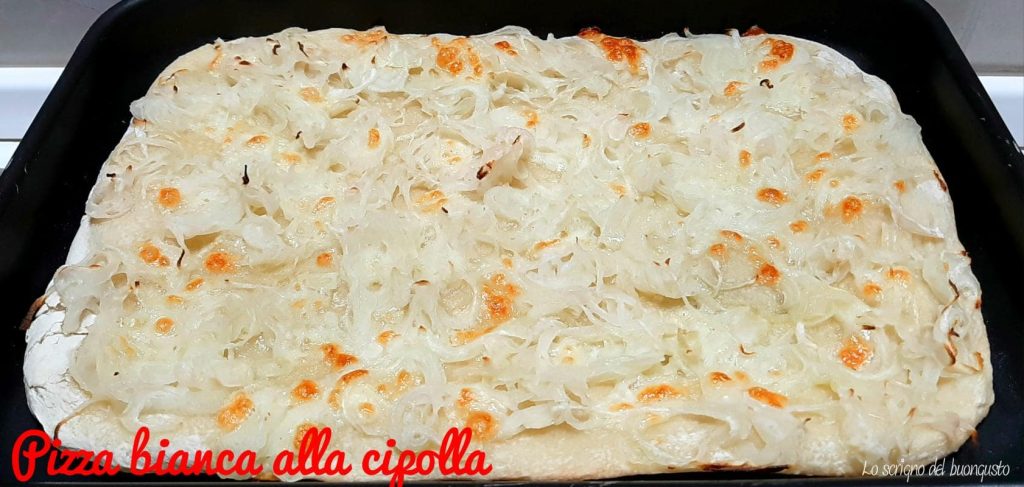 Weiße Pizza mit Zwiebeln