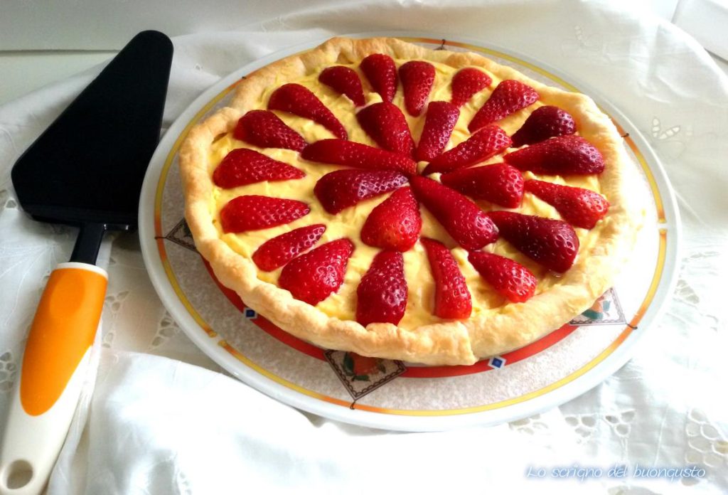 Schneller Erdbeer-Blätterteigkuchen