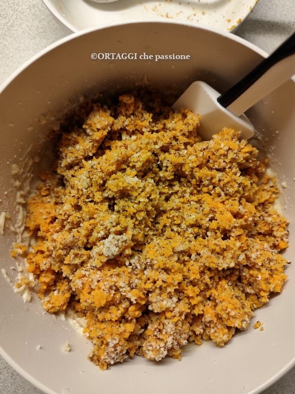 Kürbis und Mandeln zum Teig für Omas Kürbiskuchen hinzufügen