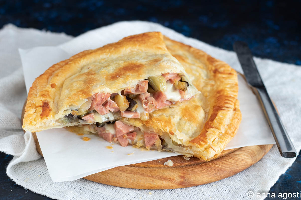 Blätterteig-Calzone mit Schinken und Auberginen