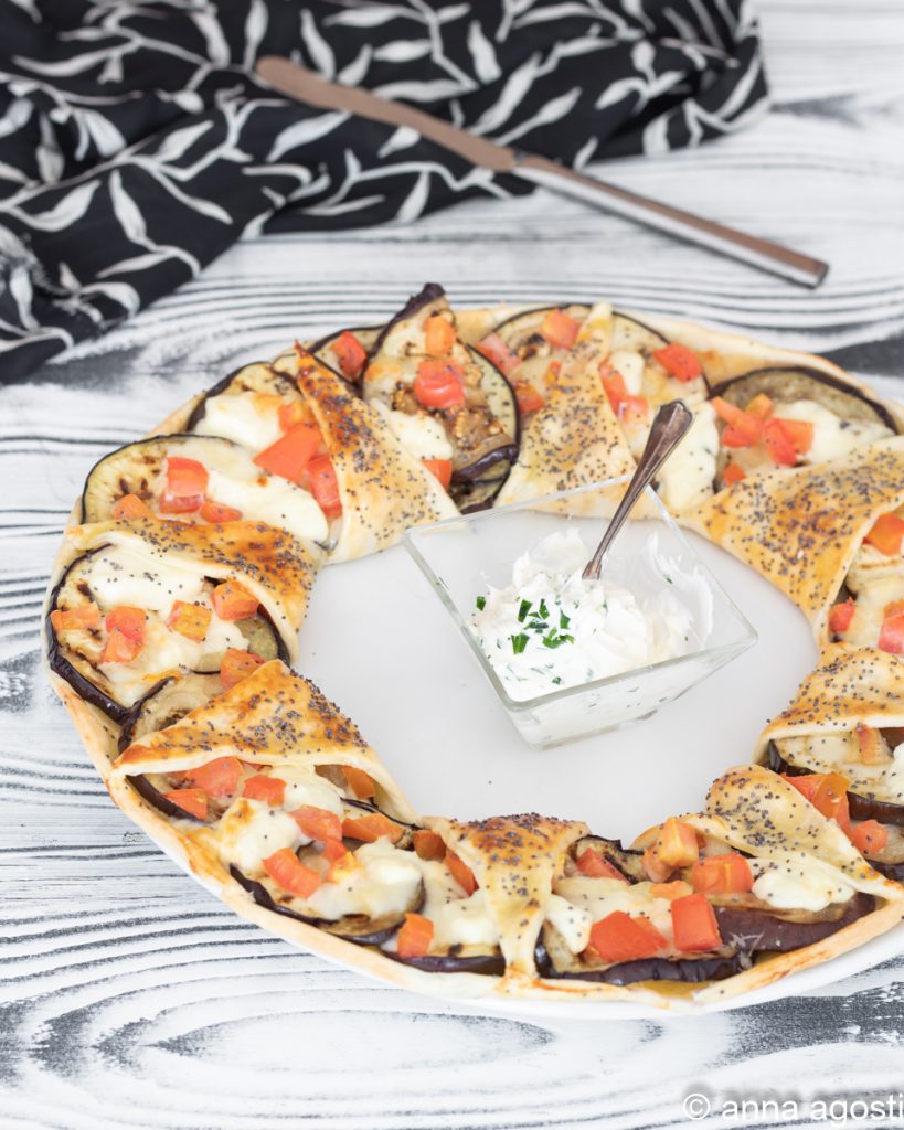 Blätterteig gefüllt mit Käse und Auberginen