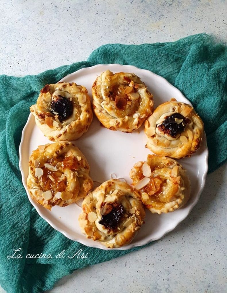 Blätterteigschnecken mit Nüssen und Marmelade