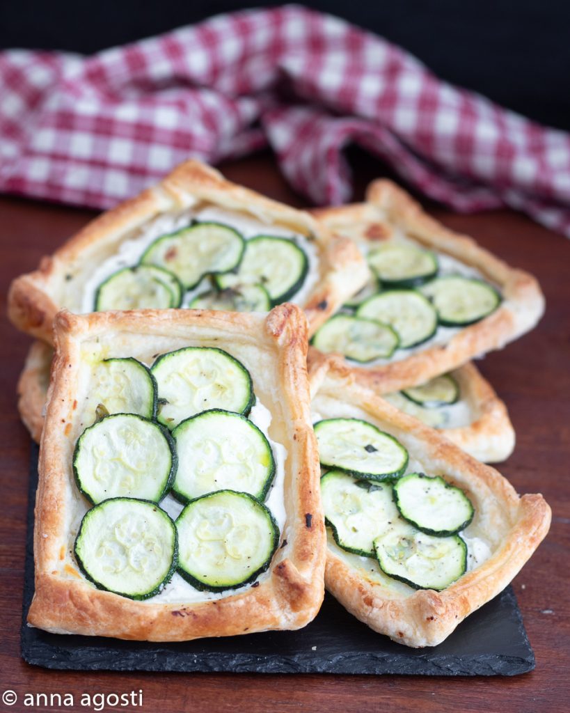 Blätterteigstangen mit Zucchini und Käse