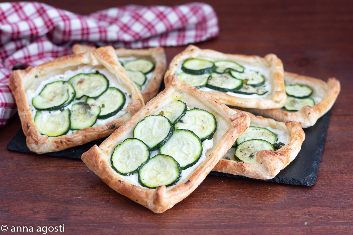 Blätterteigstangen mit Zucchini und Käse