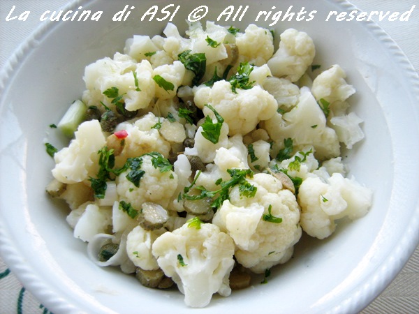 Blumenkohlsalat mit Oliven und Kapern