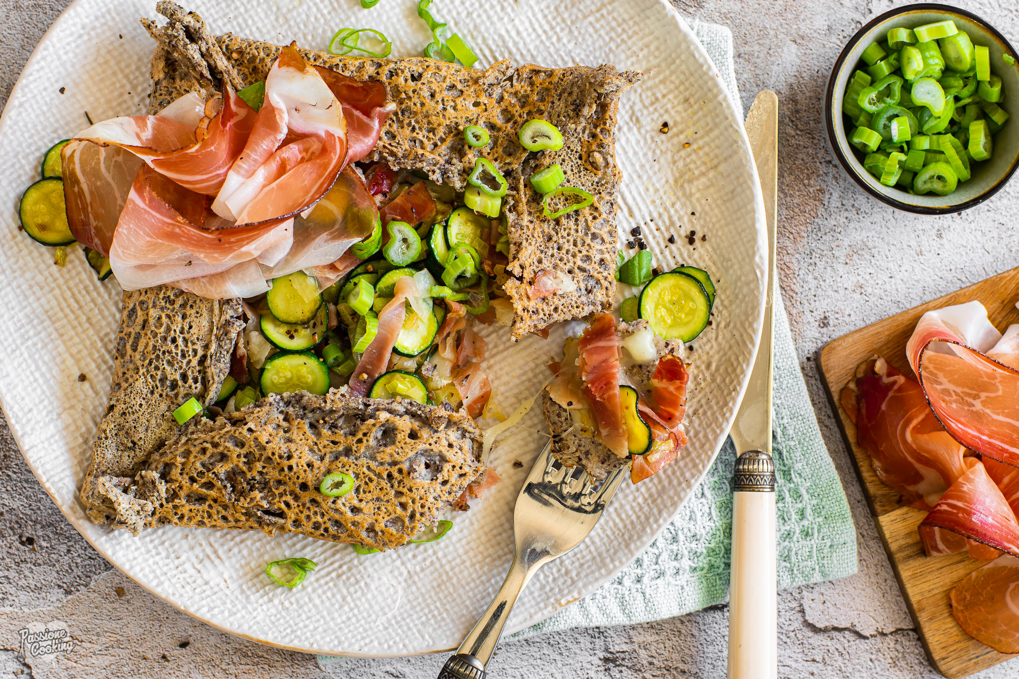 Bretonische Galette mit Speck Alto Adige IGP und Zucchini
