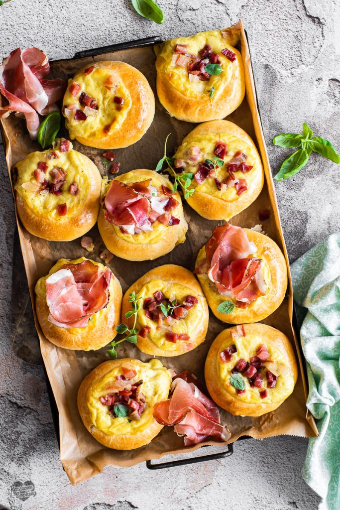 Brötchen mit Käse-Béchamel und Südtiroler Speck g.g.A.