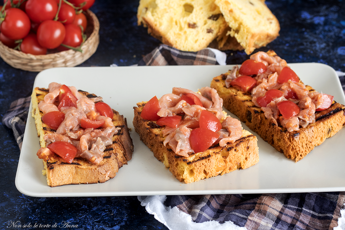 Bruschetta mit Panettone und Lachs
