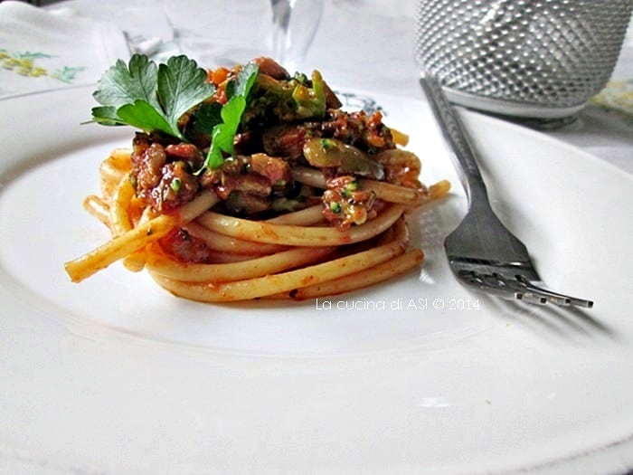 Bucatini mit Brokkoli, Oliven und Tomaten