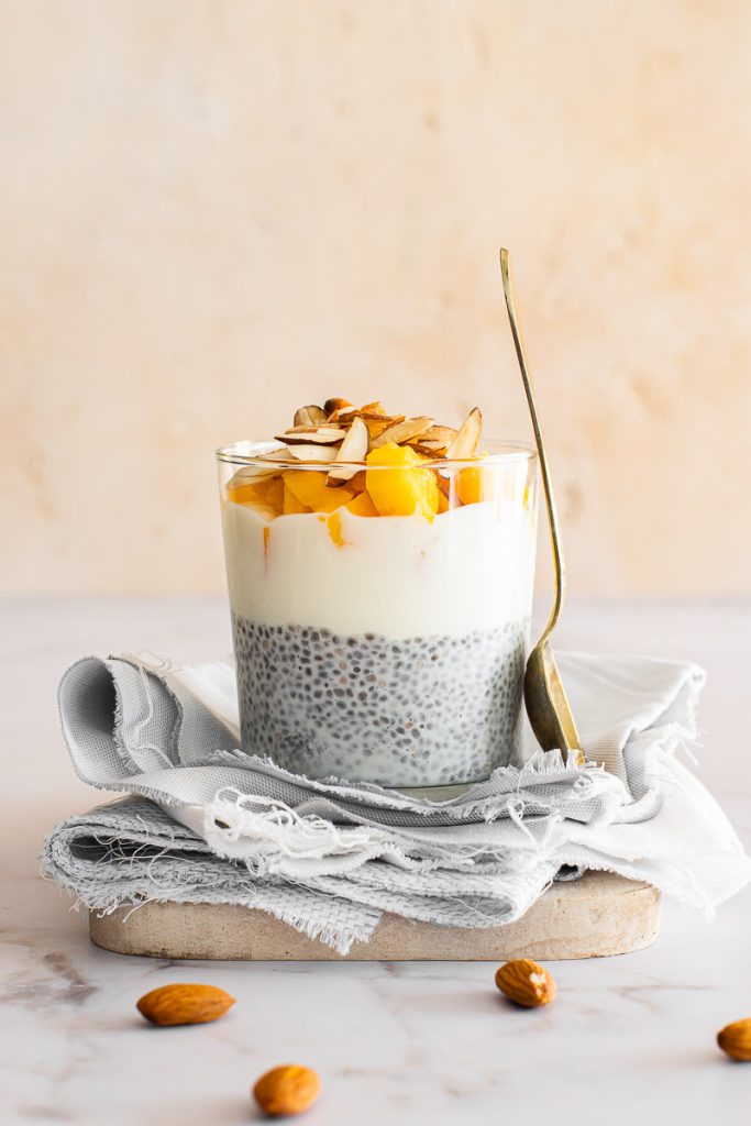 Chia-Pudding mit Pfirsichen und Mandeln