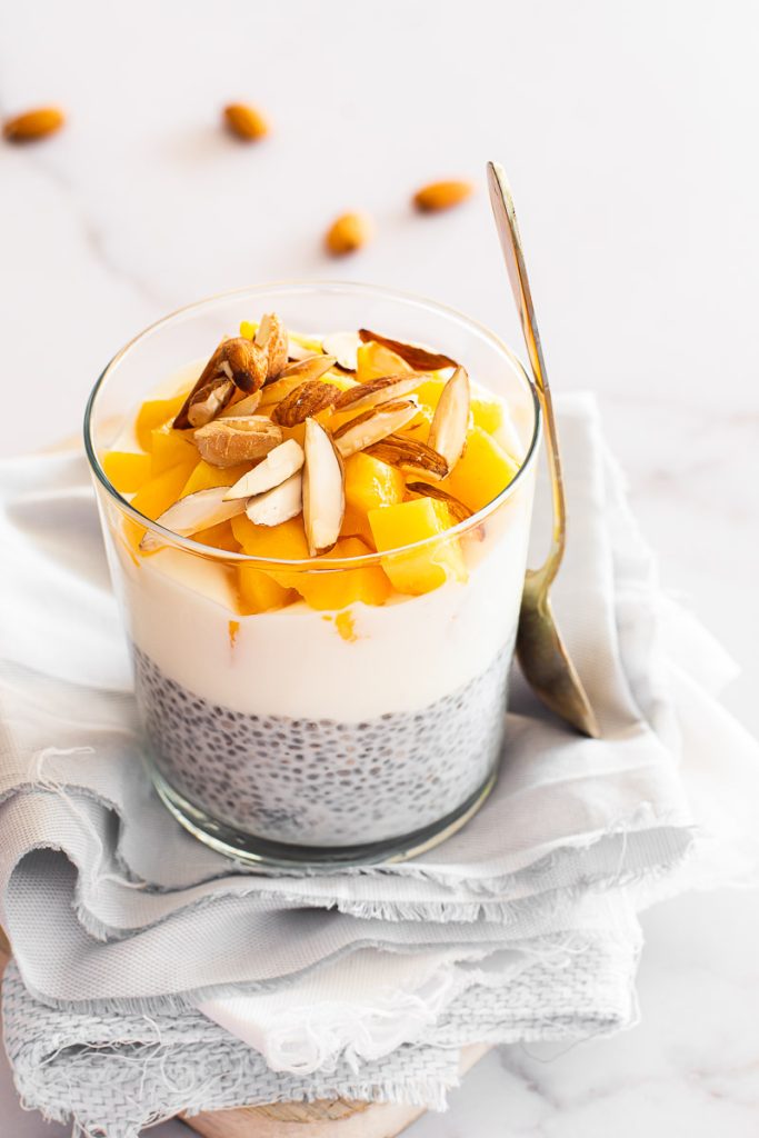 Chia-Pudding mit Pfirsichen und Mandeln
