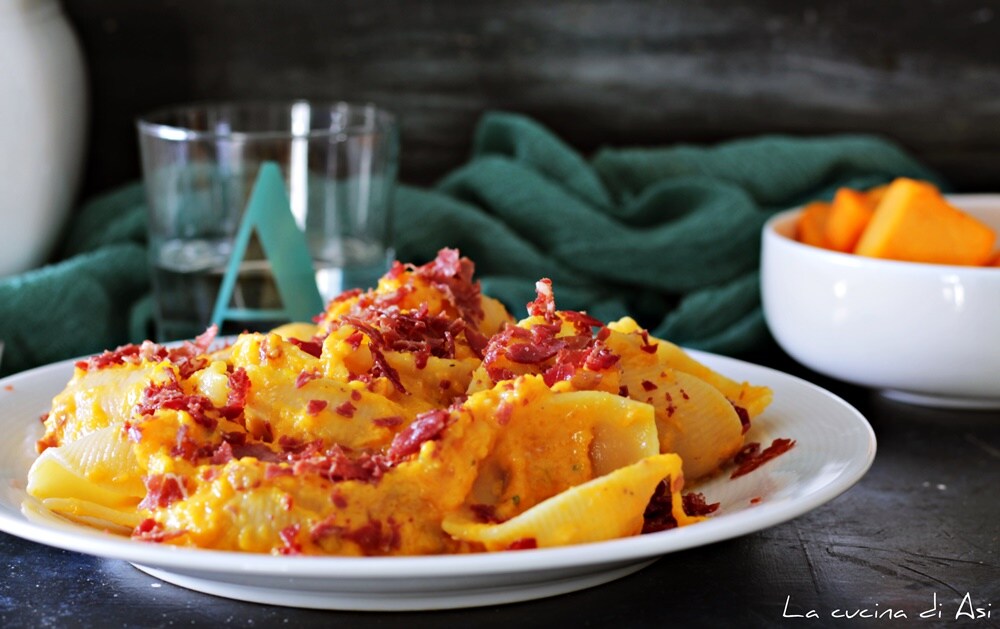 Conchiglioni mit Kürbiscreme und knusprigem Bresaola