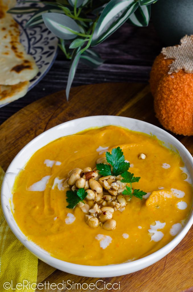 Cremesuppe aus Kürbis und gerösteten Tomaten mit scharfen Erdnüssen