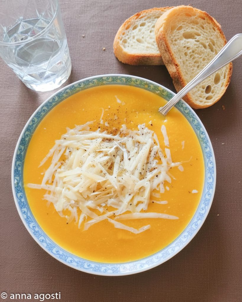 Cremige Blumenkohl- und Kürbissuppe mit toskanischem Pecorino
