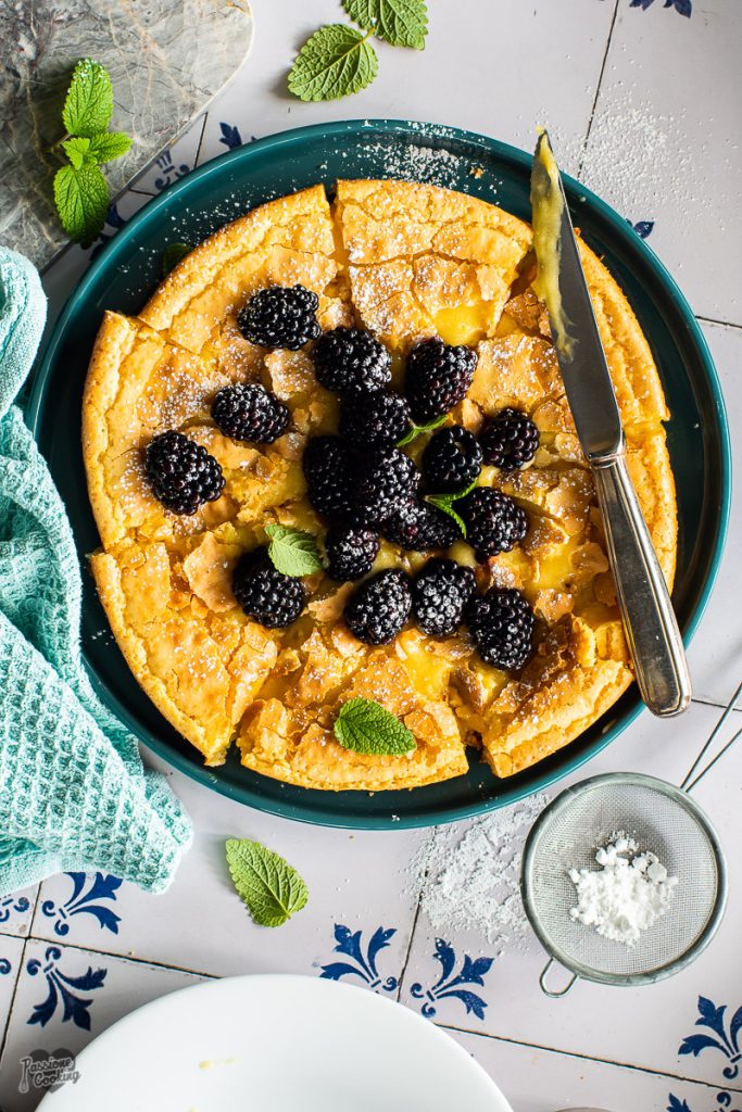 Cremiger Kuchen mit weißer Schokolade und Zitrone