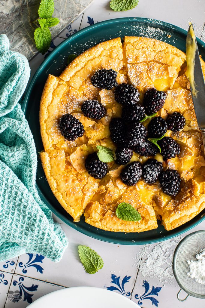 Cremiger Kuchen mit weißer Schokolade und Zitrone