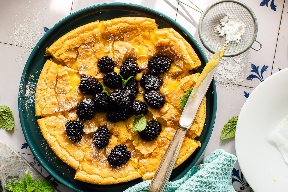 Cremiger Kuchen mit weißer Schokolade und Zitrone