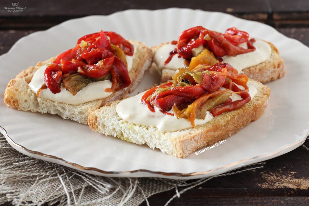 Crostini mit gerösteten Paprikaschoten und Thunfischsauce