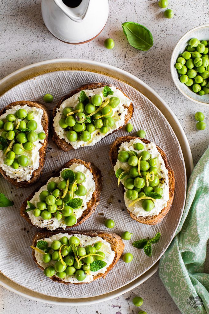 Crostini mit Ricotta und frischen Erbsen