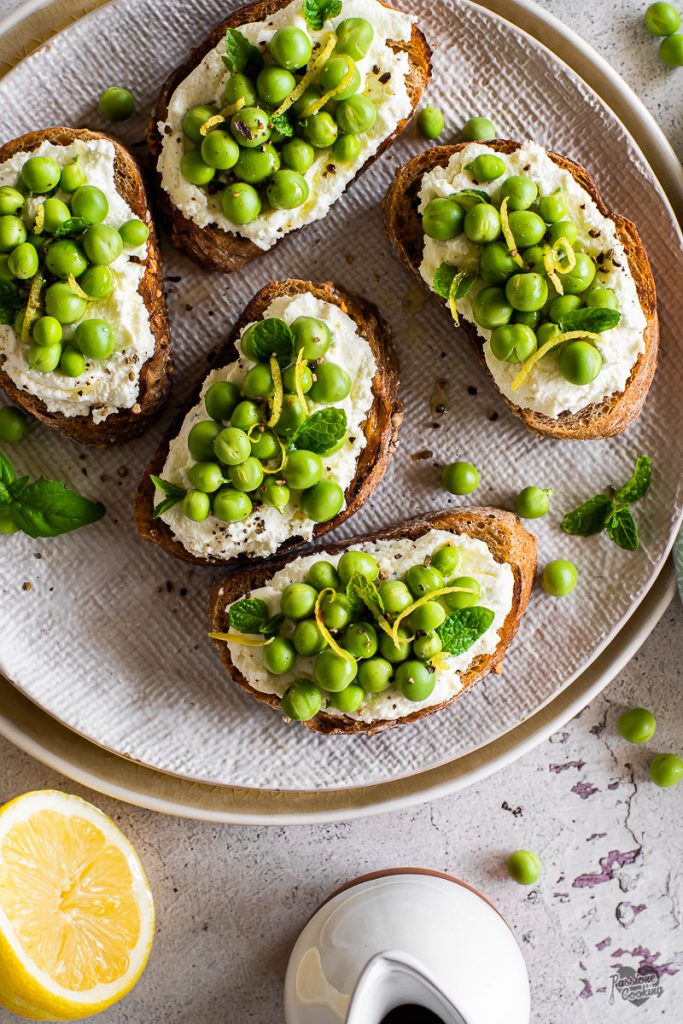 Crostini mit Ricotta und frischen Erbsen