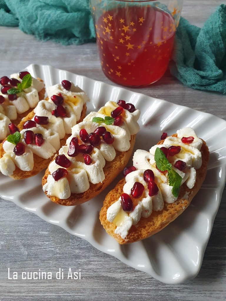 Crostini con tomini miele e melagrana