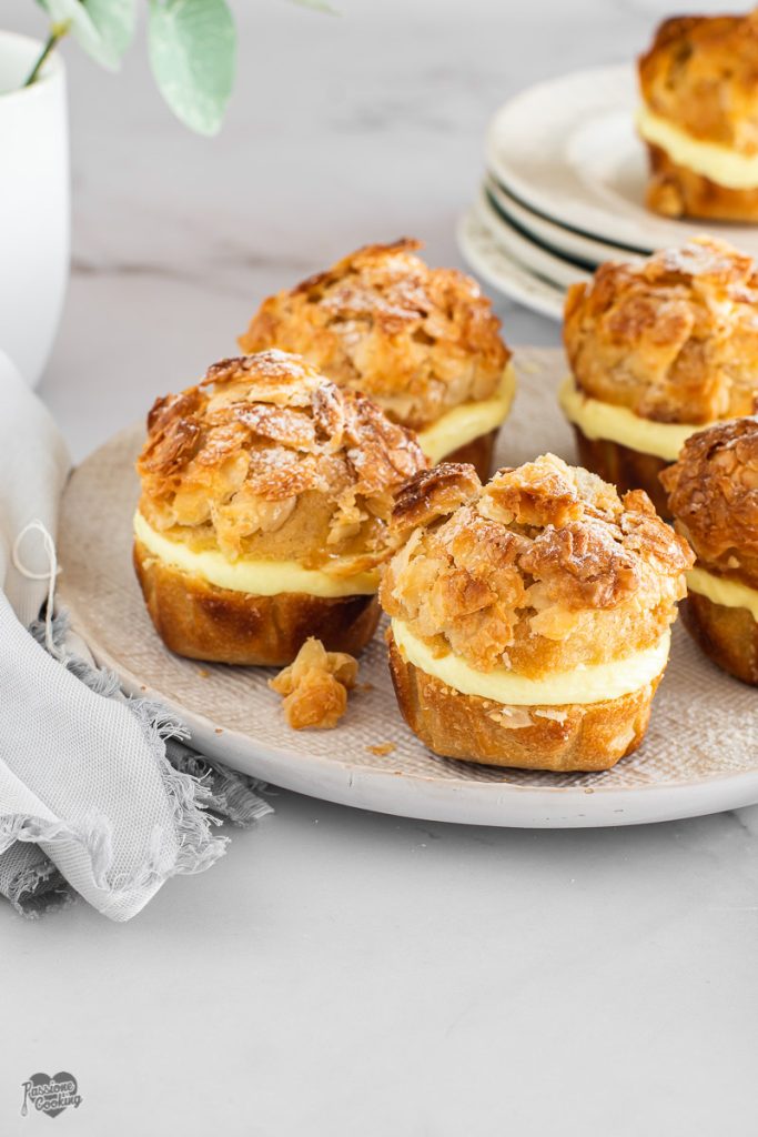 Muffins mit Creme und Mandeln