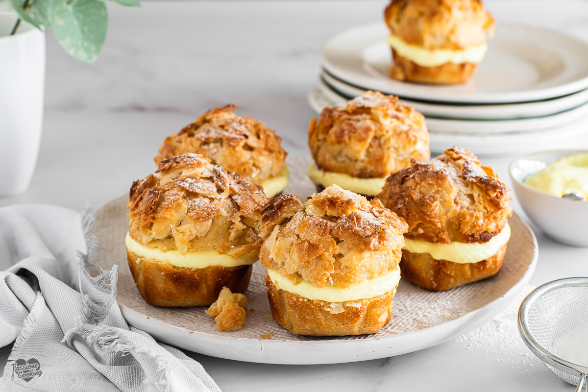 Muffins mit Creme und Mandeln