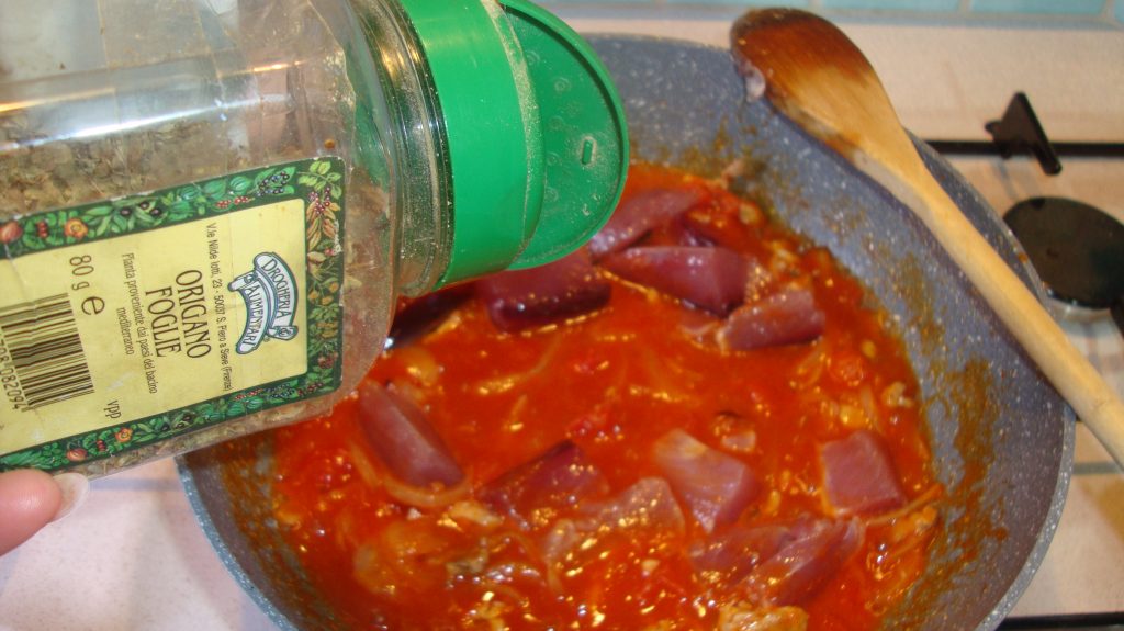 Kleiner Thunfischfilet nach Pizzaiola-Art