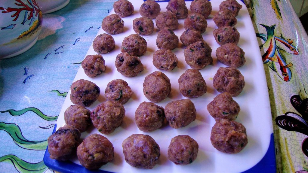 Thunfischfrikadellen mit karamellisierten Zwiebeln