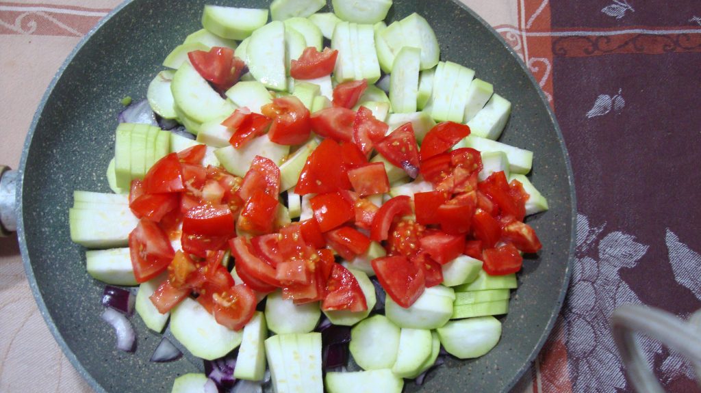 Sizilianische Zucchini in der Pfanne geschmort