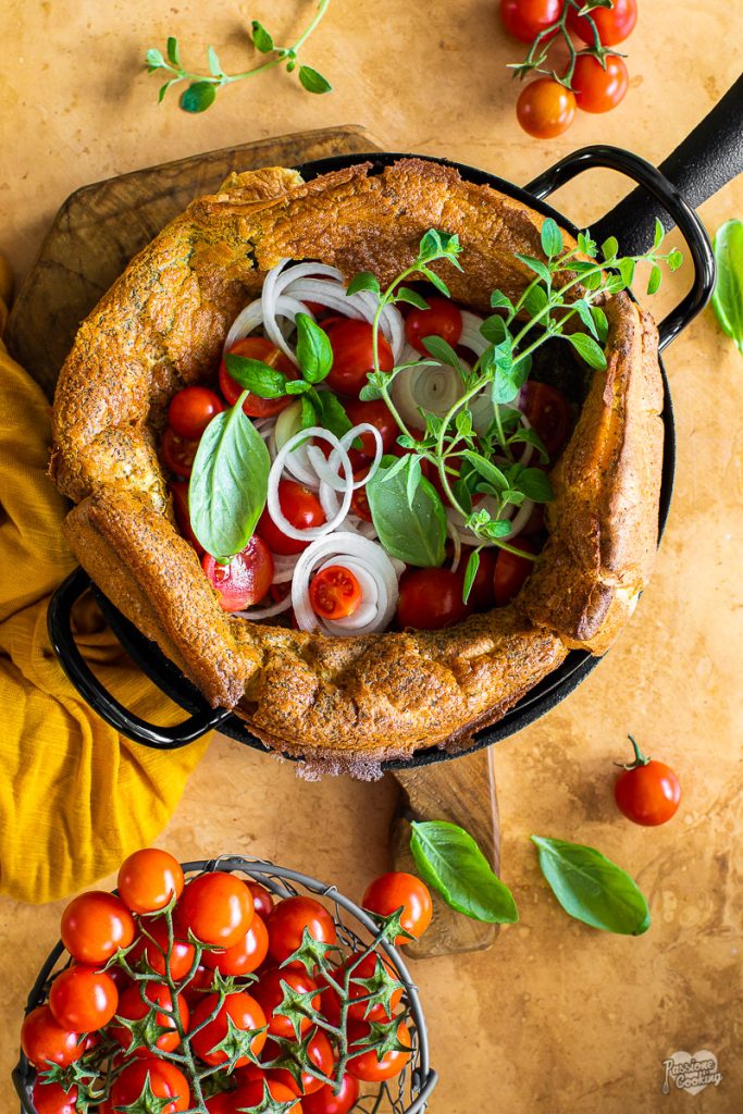 Dutch Baby mit Kirschtomaten und Oregano
