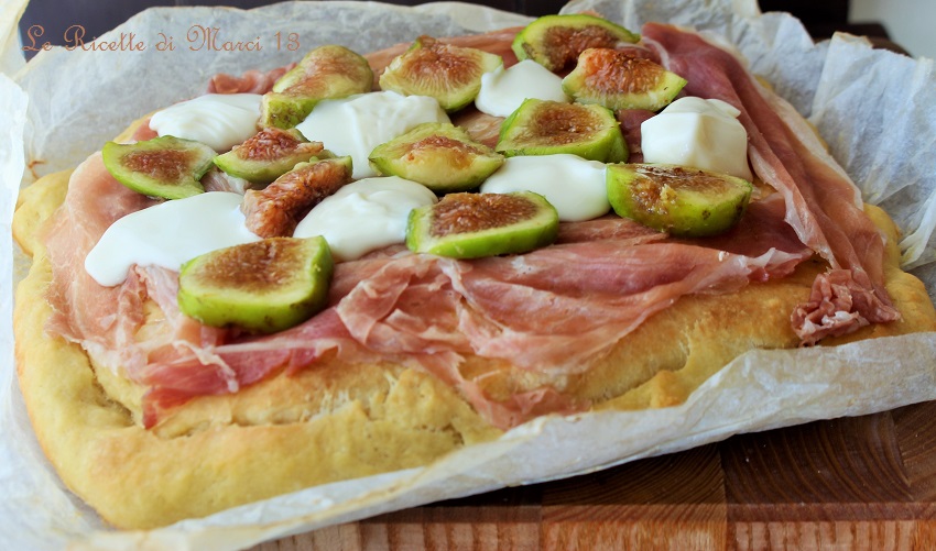 Focaccia mit Feigen und rohem Schinken