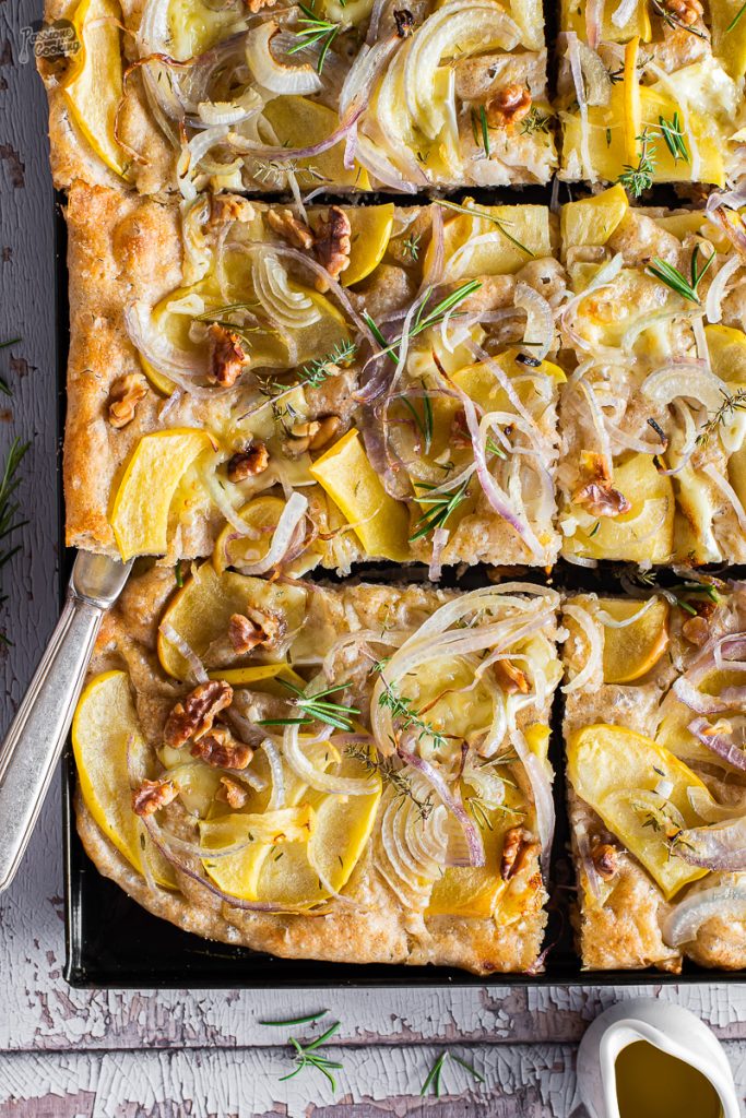 Focaccia mit Golden Delicious Äpfeln und Zwiebeln