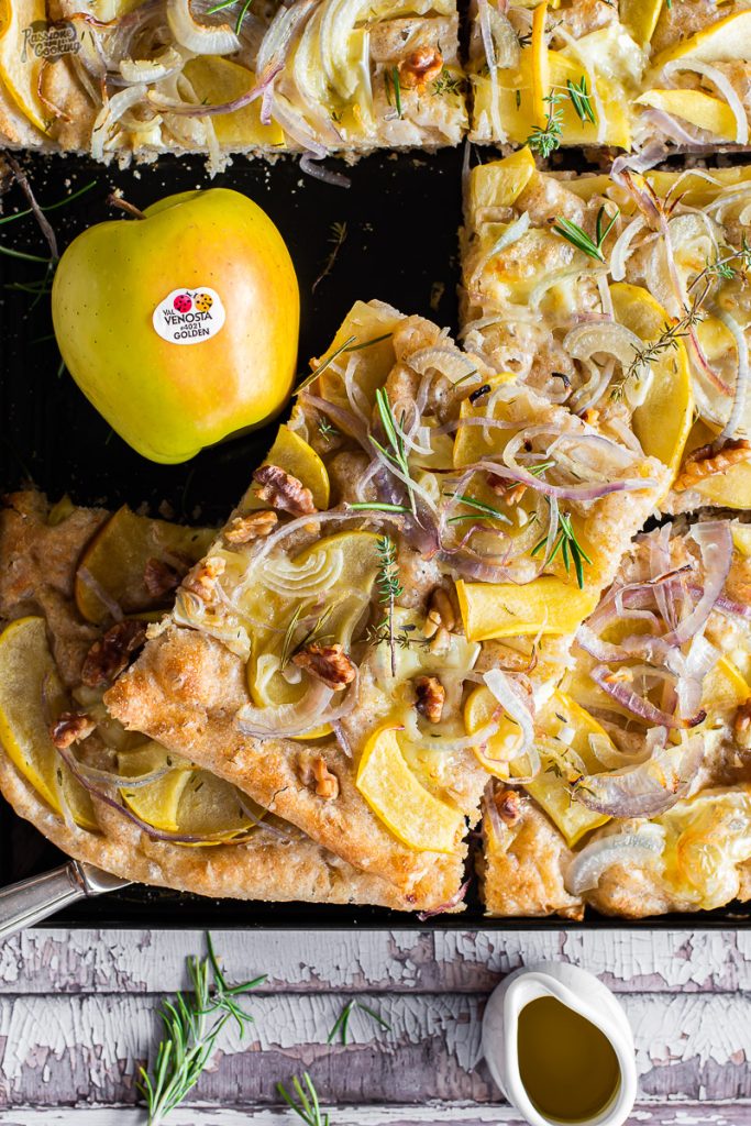 Focaccia mit Golden Delicious Äpfeln und Zwiebeln