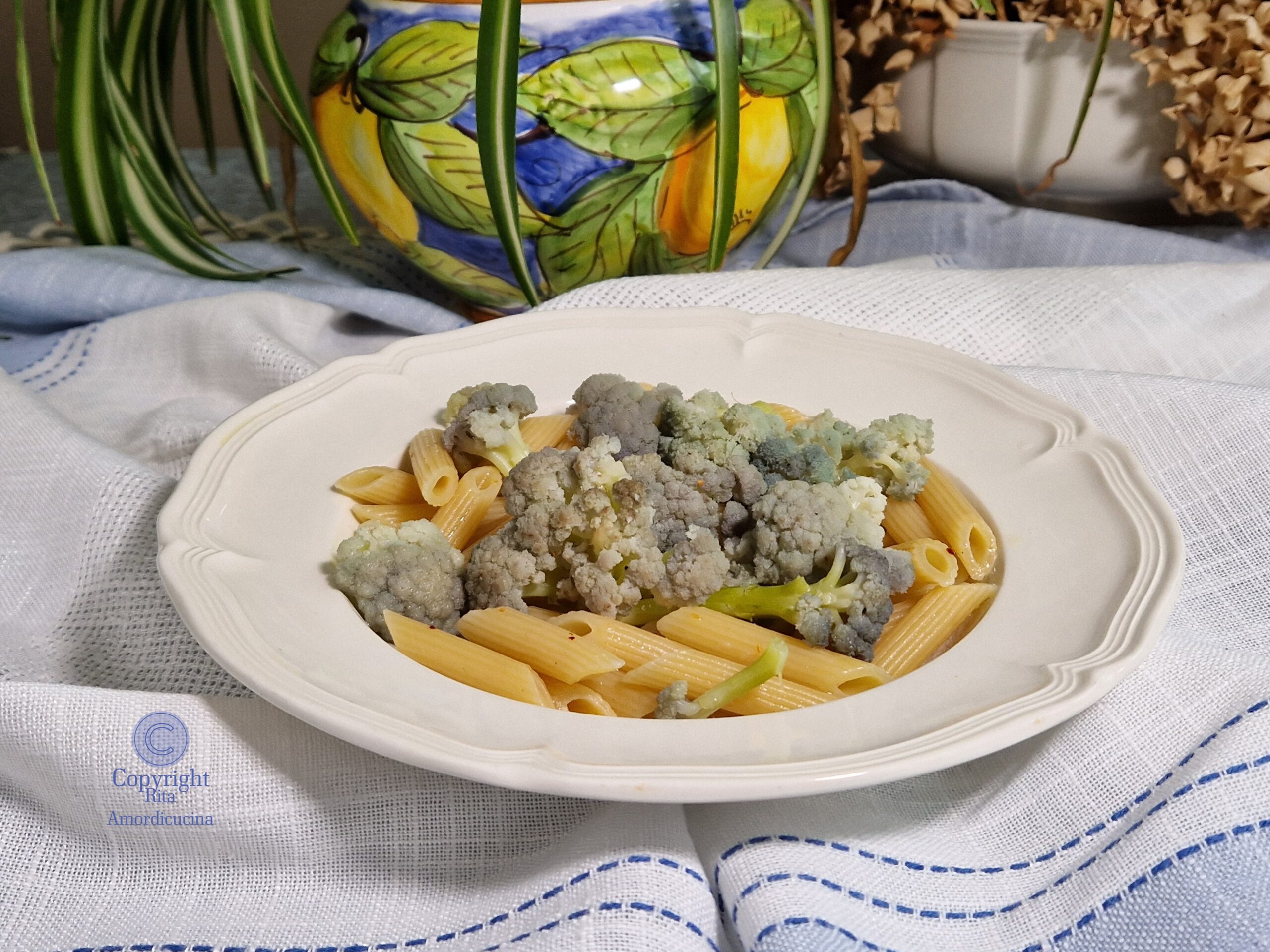 Penne rigate mit violettem Blumenkohl